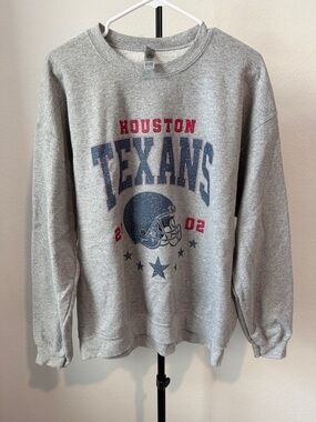 🌿 Gildan Gray Houston Texans Graphic Crewneck Sweatshirt with Navy and Red Print